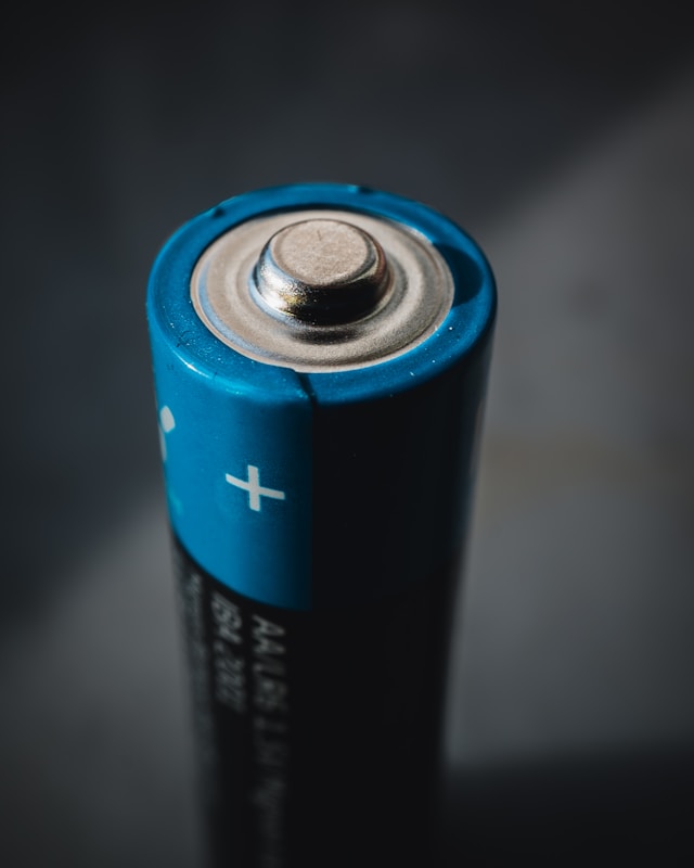 Batterier uppradade på mörk yta