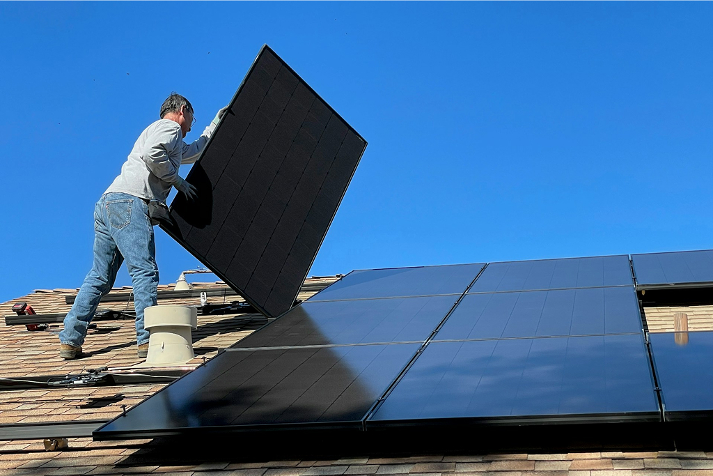 Montör installerar solpaneler på tak