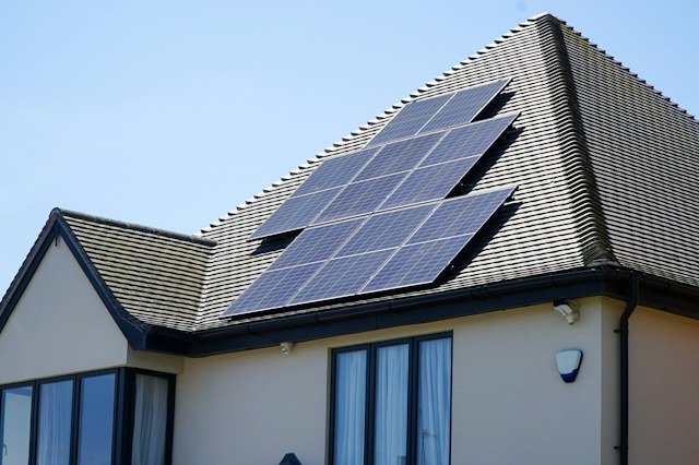 Villa med solceller på taket – är ett solcellsbatteri värt det?