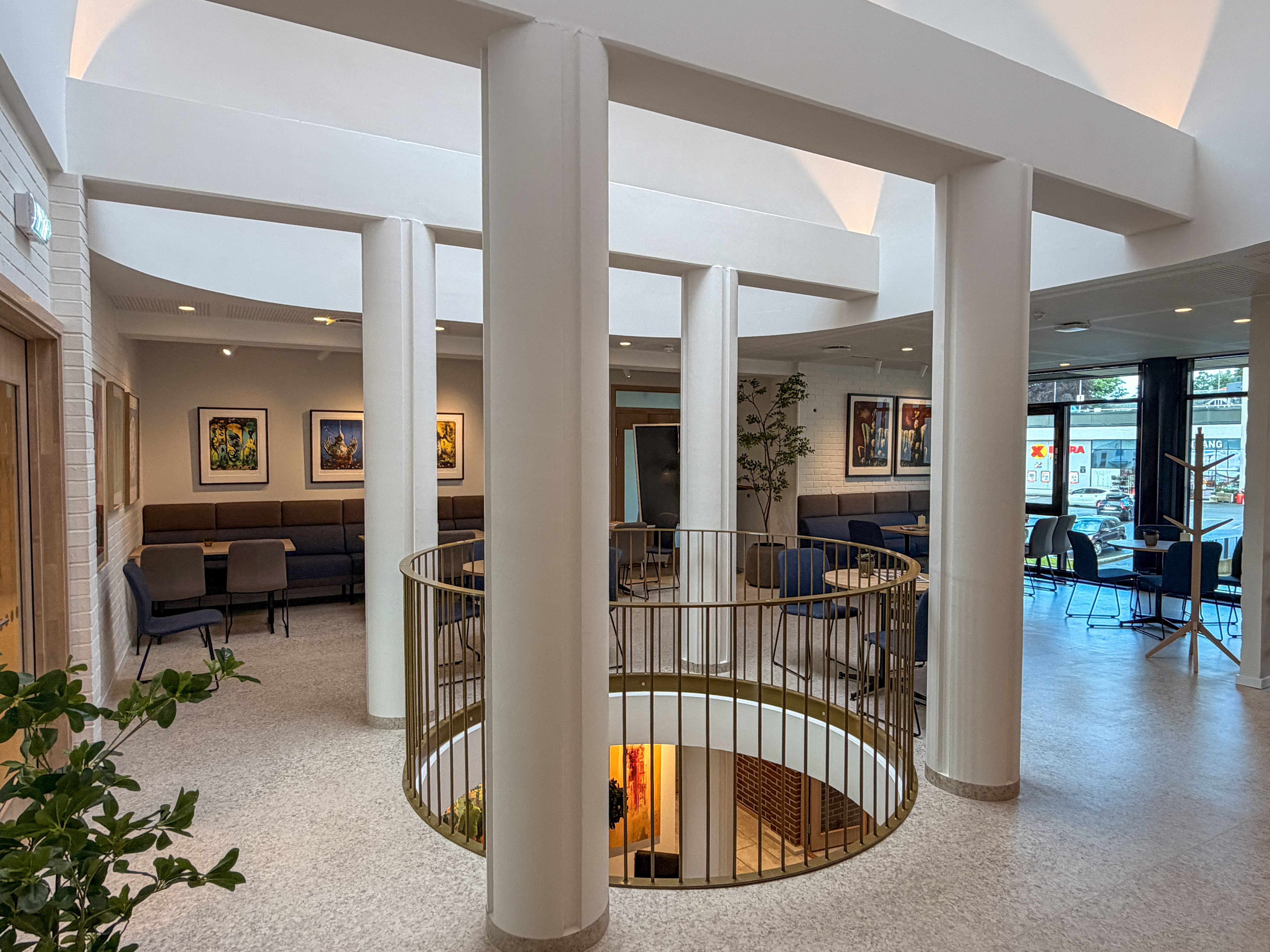 Lys og moderne kantine – et naturlig samlingspunkt i bygget