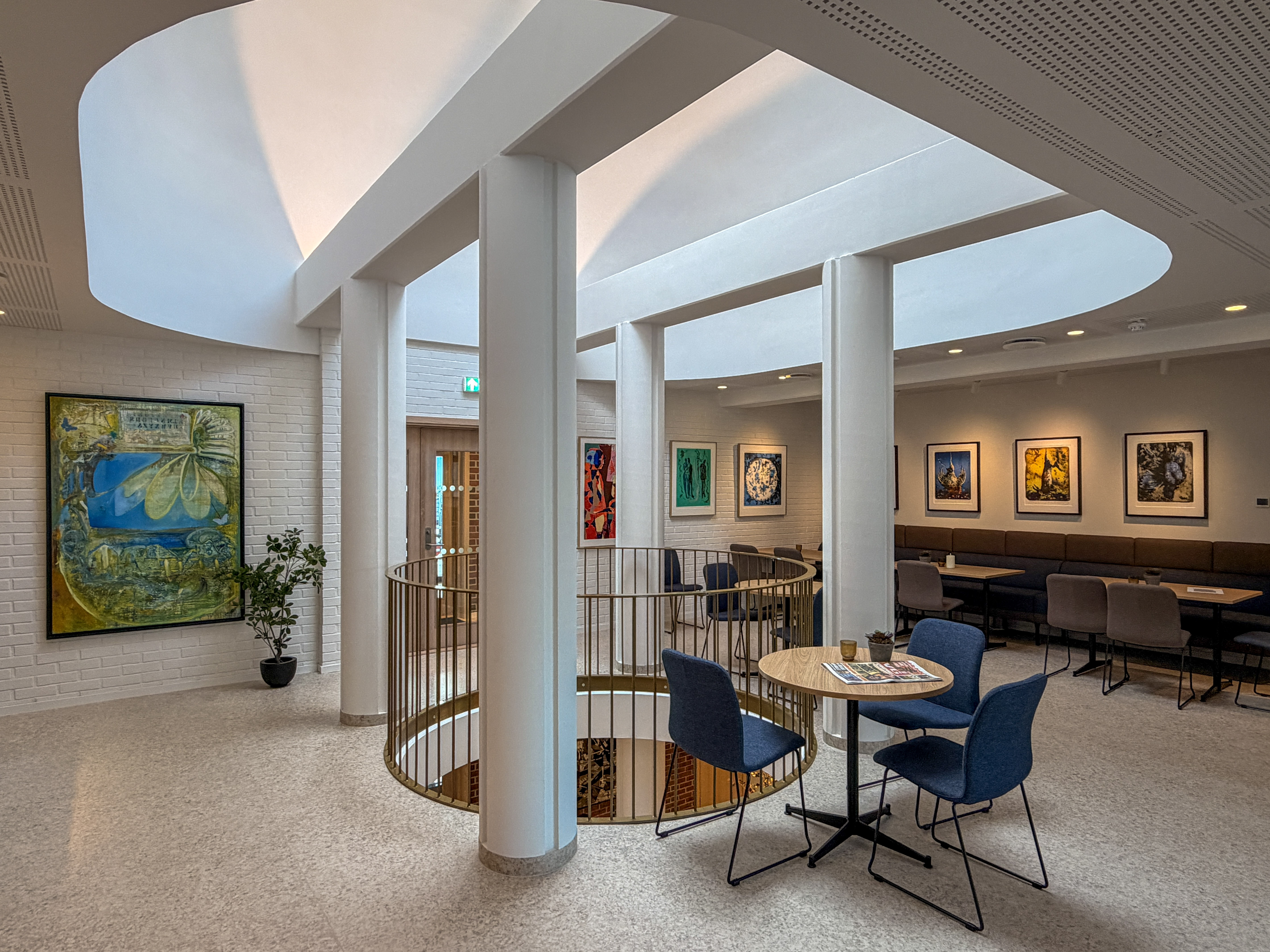 Lys og moderne kantine – et naturlig samlingspunkt i bygget
