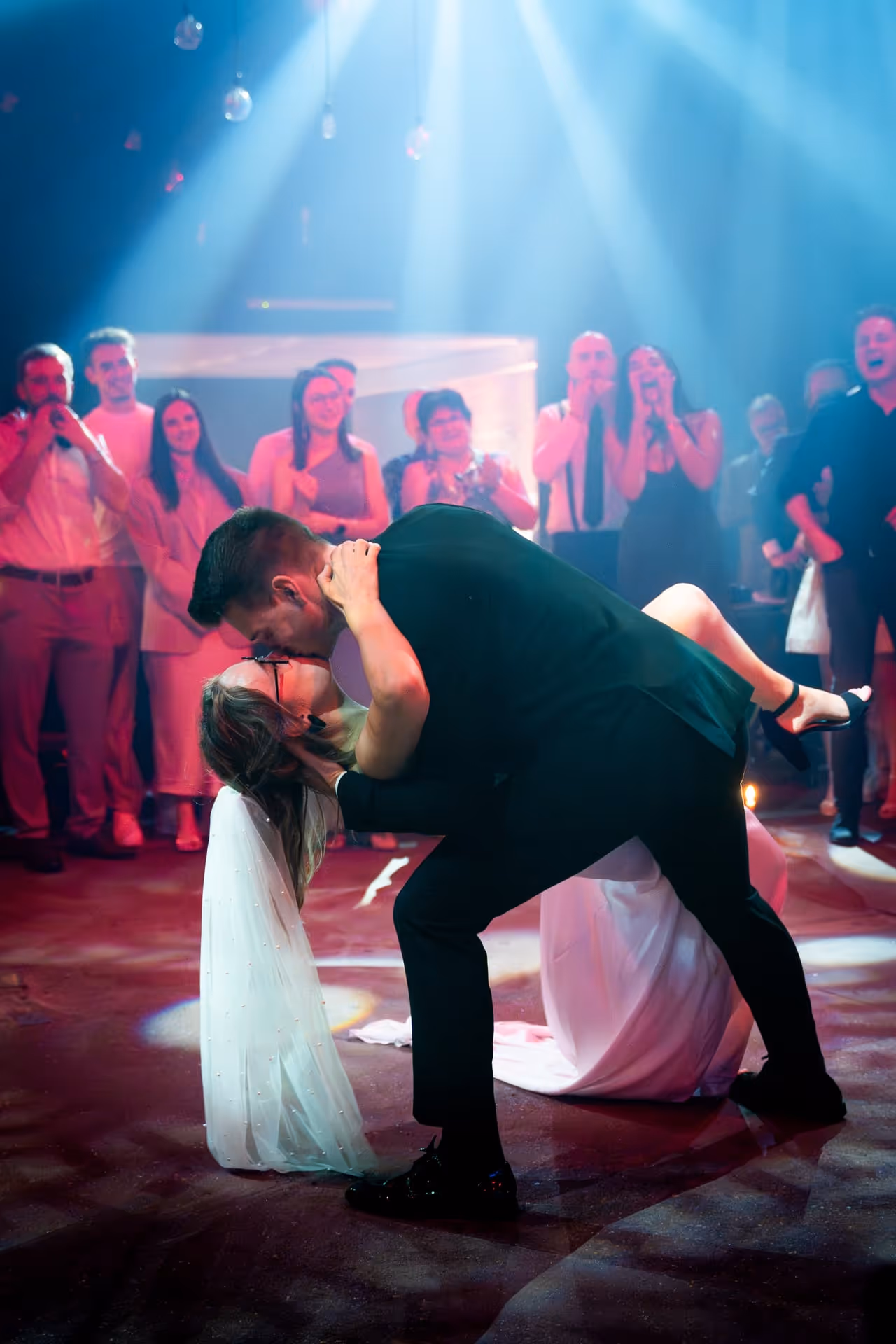 Een gelukkig bruidspaar danst hun openingsdans.