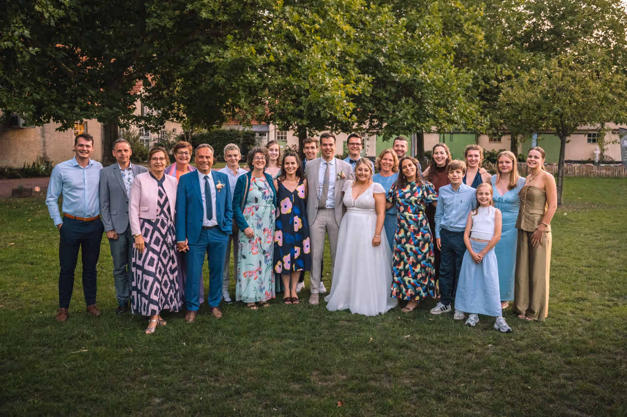 Familiefoto met het bruidspaar in het midden.