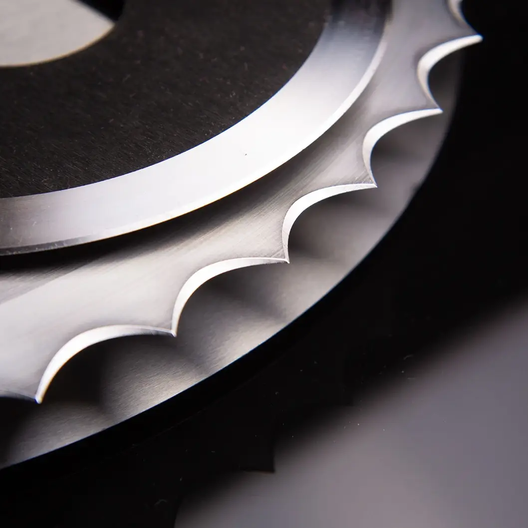 Close-up of a polished circular food processing knife with deep scalloped edges, showcasing Durham Duplex’s expertise in high-quality knife manufacturing.