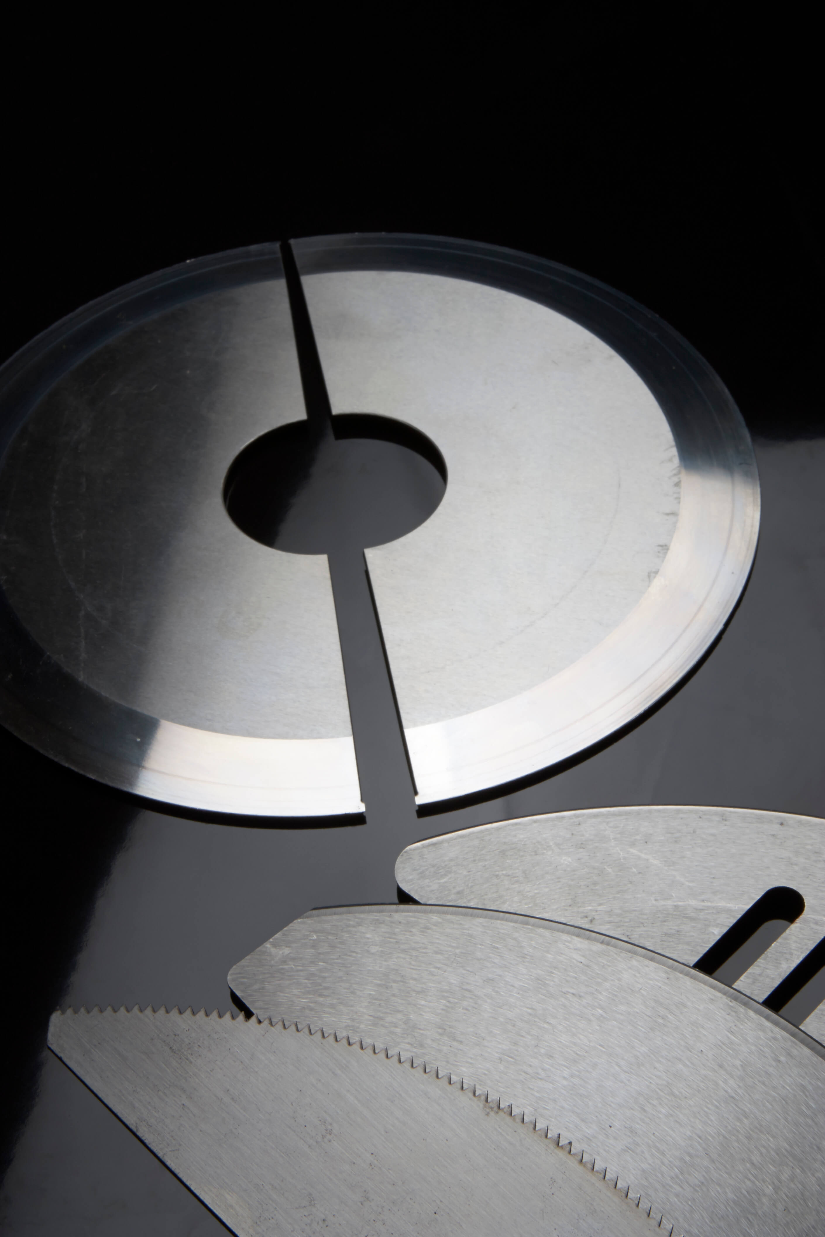Split circulat blade with sharp polished edges, manufactured by Durham Duplex for high-precision cutting application