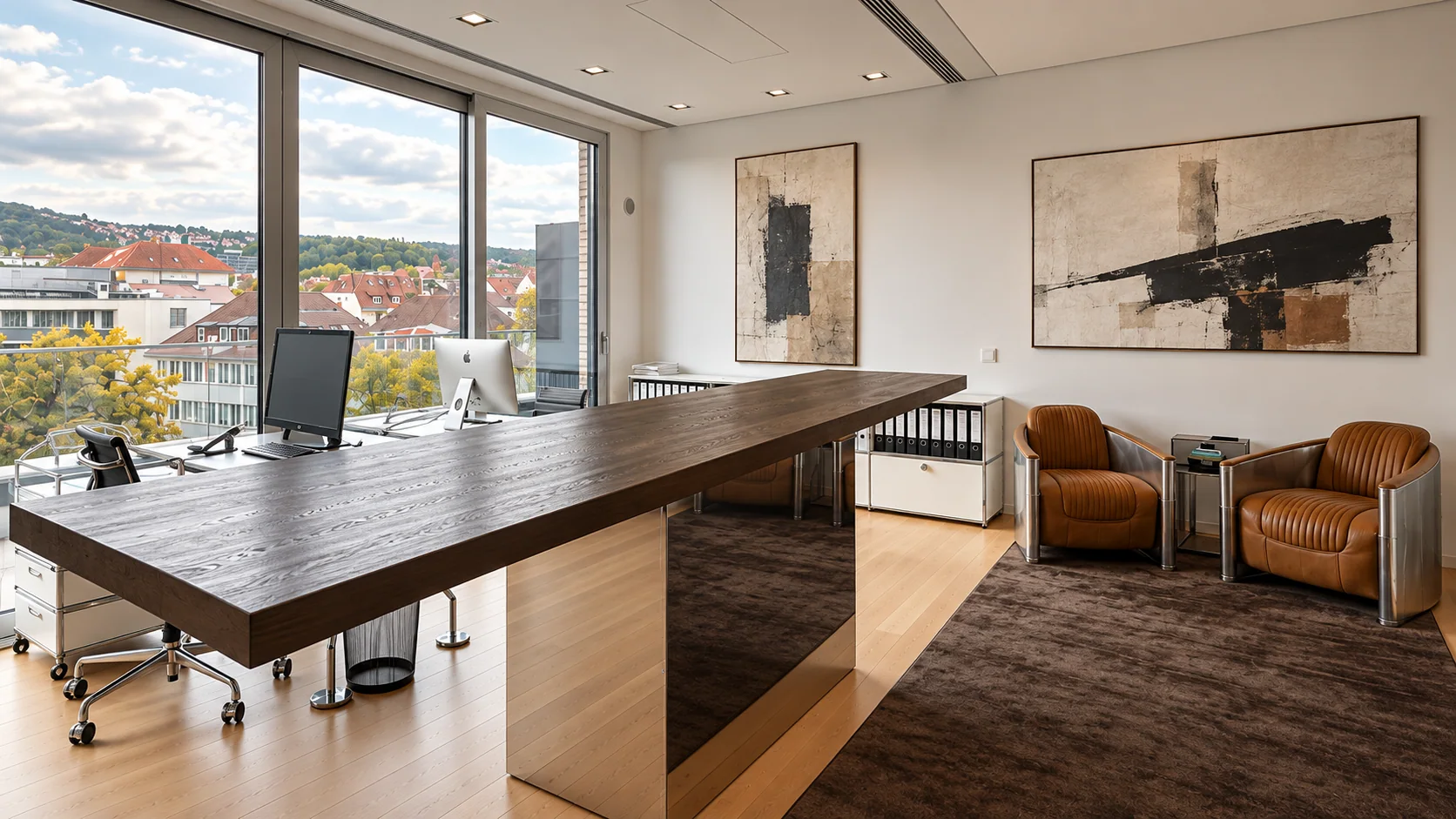 Empfang mit dunklem Holztresen, Kunst und Sitzbereich
