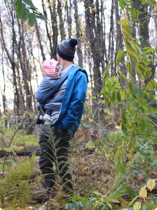tata z dzieckiem w chuście