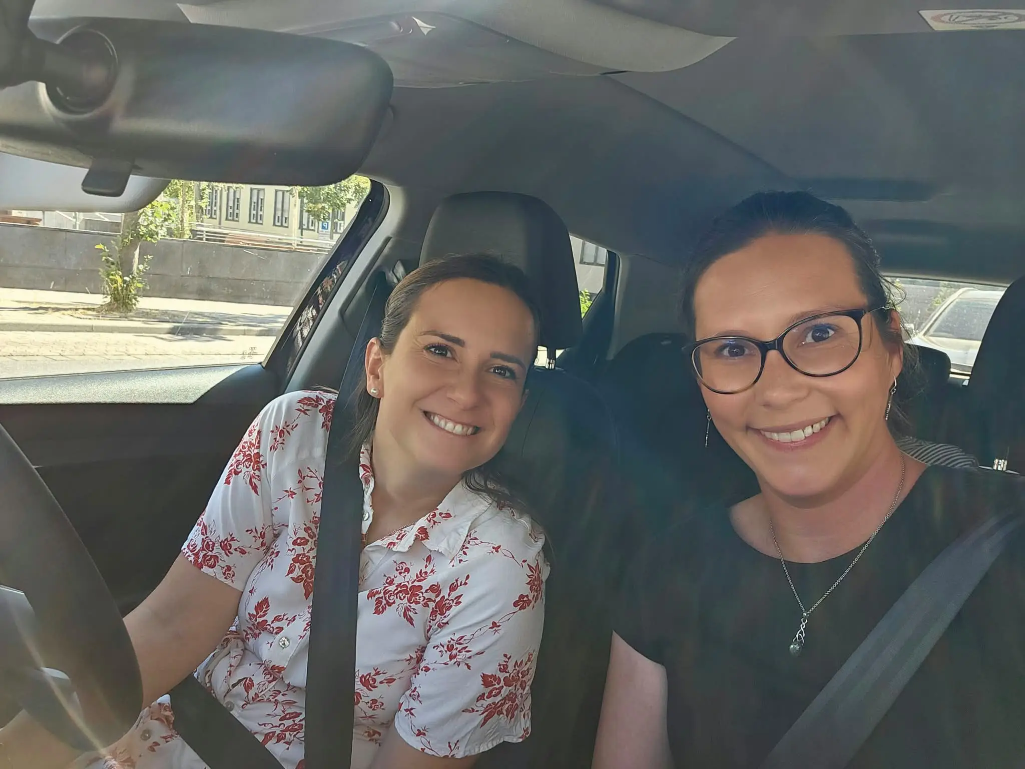 Foto von Katja und Tina im Auto