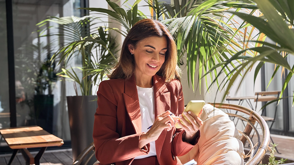 Woman choosing Repayd as her Cross-Border payment partner