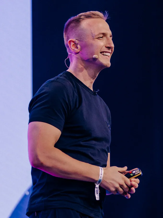 Tobias Bräunig als Speaker auf der Bühne der Cashflow Conference