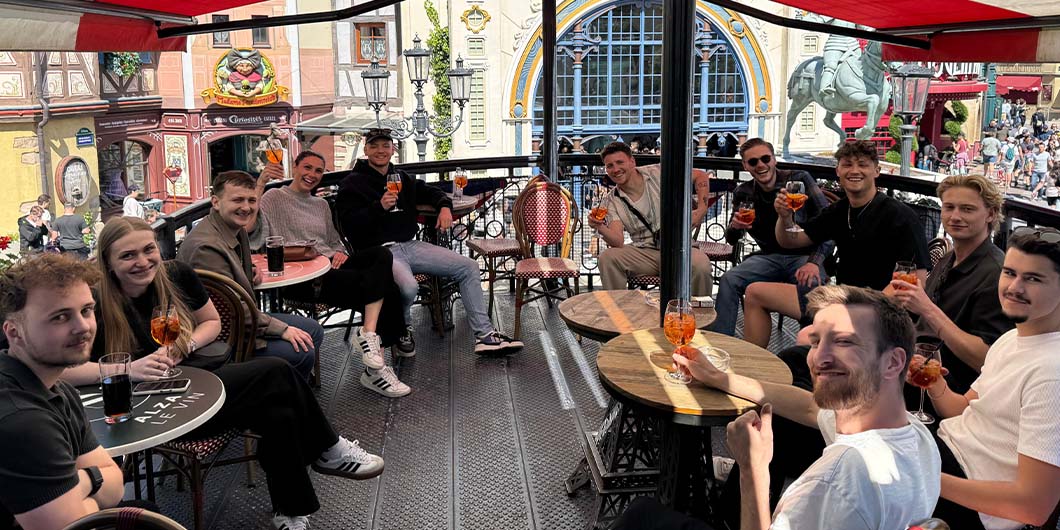 Das PimpUP Team bei einem Firmenausflug im Europapark, gemeinsames Gruppenfoto am Tisch