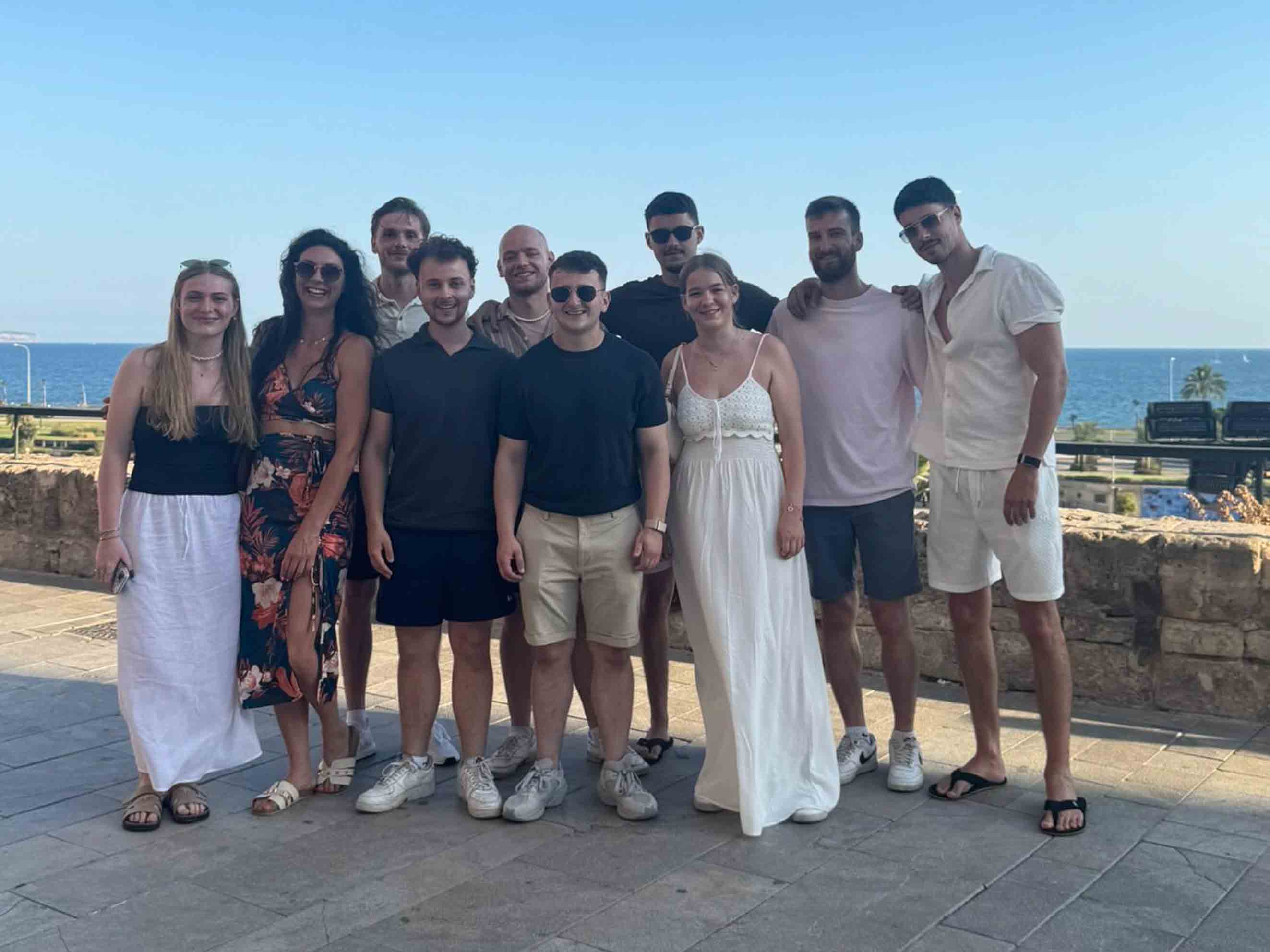 Das PimpUP Team bei der Workation auf Mallorca, Gruppenfoto mit Meerblick
