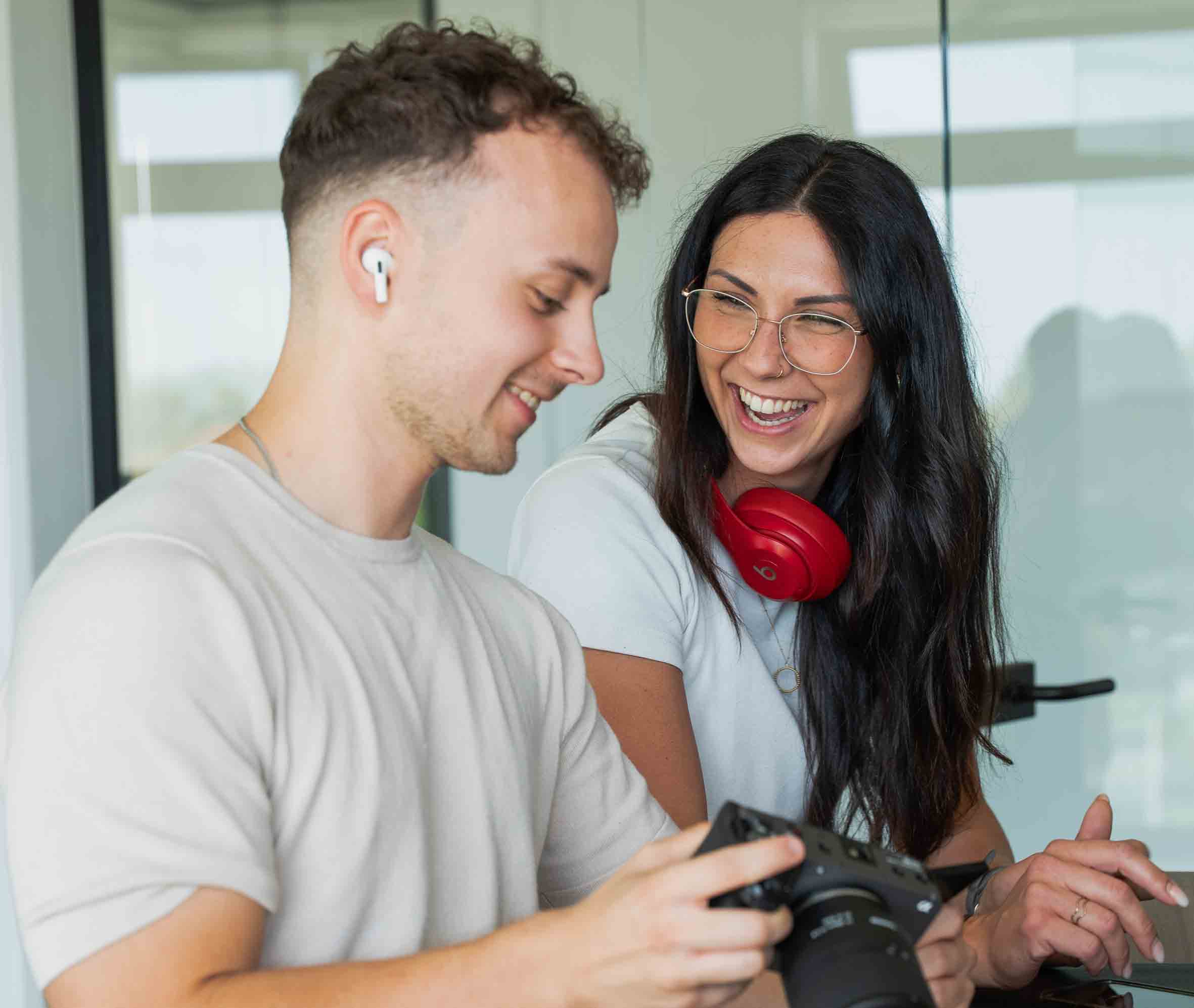 Jevsimani Jung und Timm Keppel vom PimpUP Team lachen gemeinsam bei der Arbeit