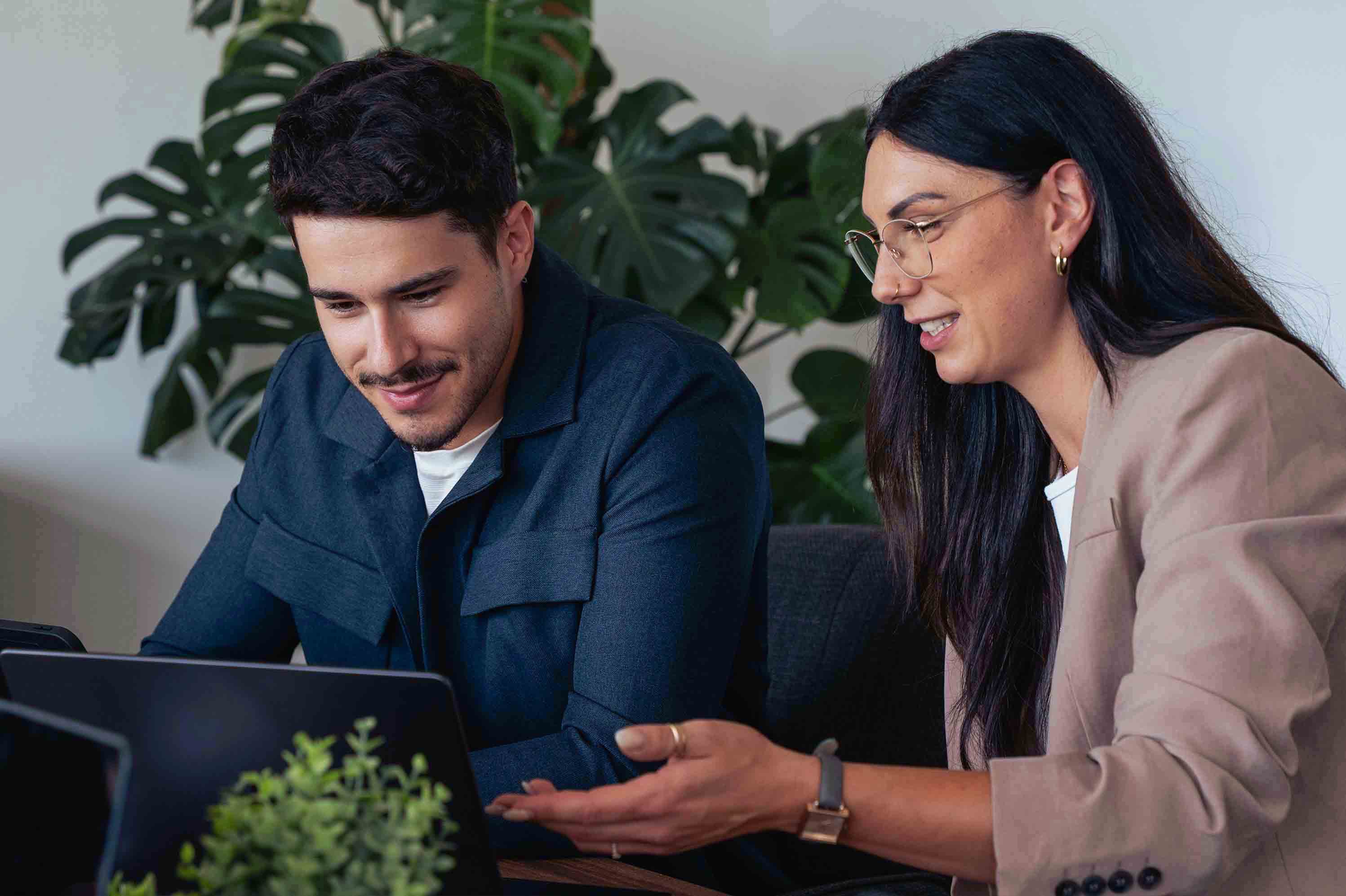 Tim Wiedrig und Jevsimani Jung vom PimpUP Team bei der gemeinsamen Arbeit am Laptop