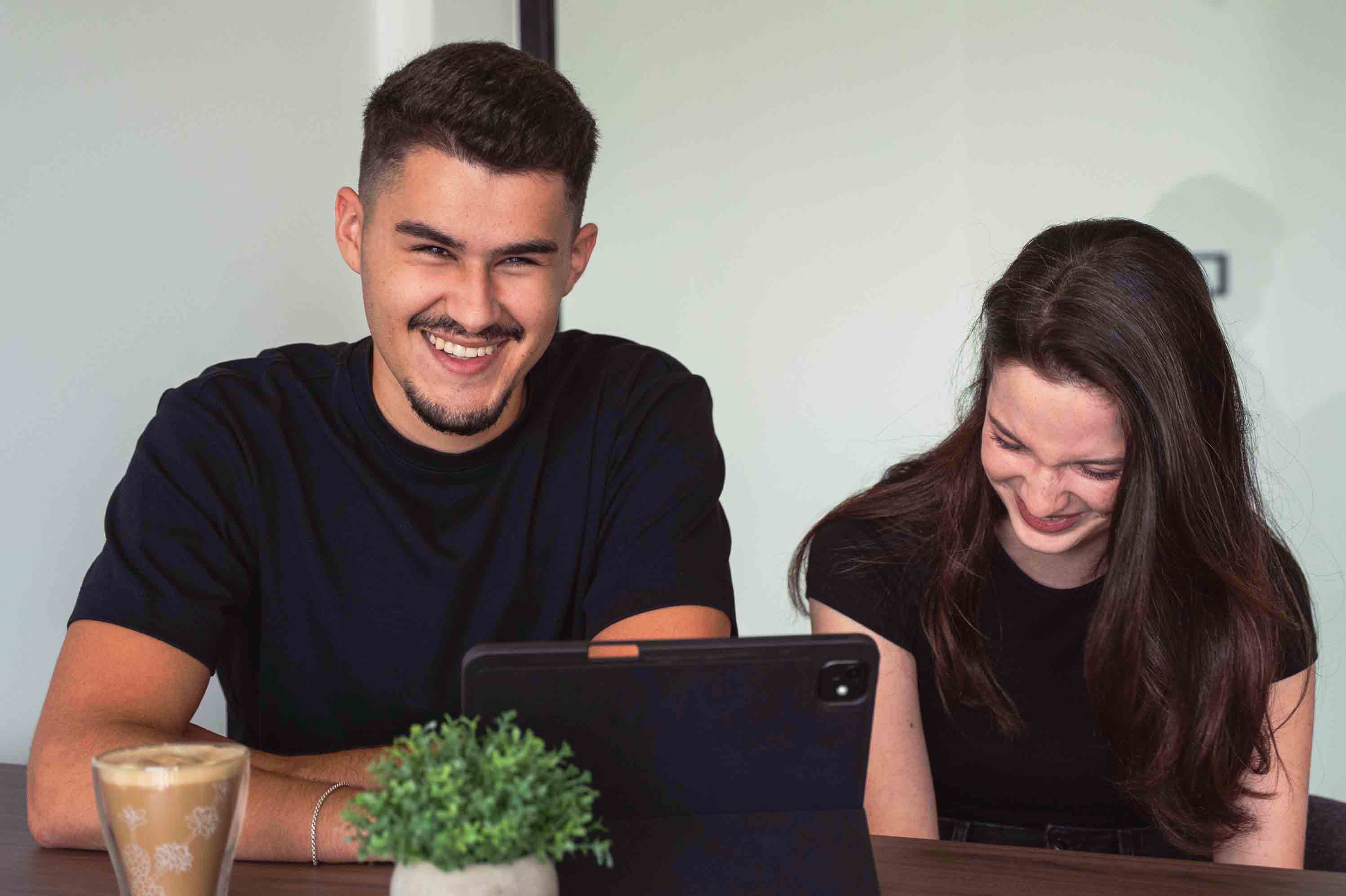Daria Poliak und Jan Wiedrig vom PimpUP Team bei der Zusammenarbeit im Büro