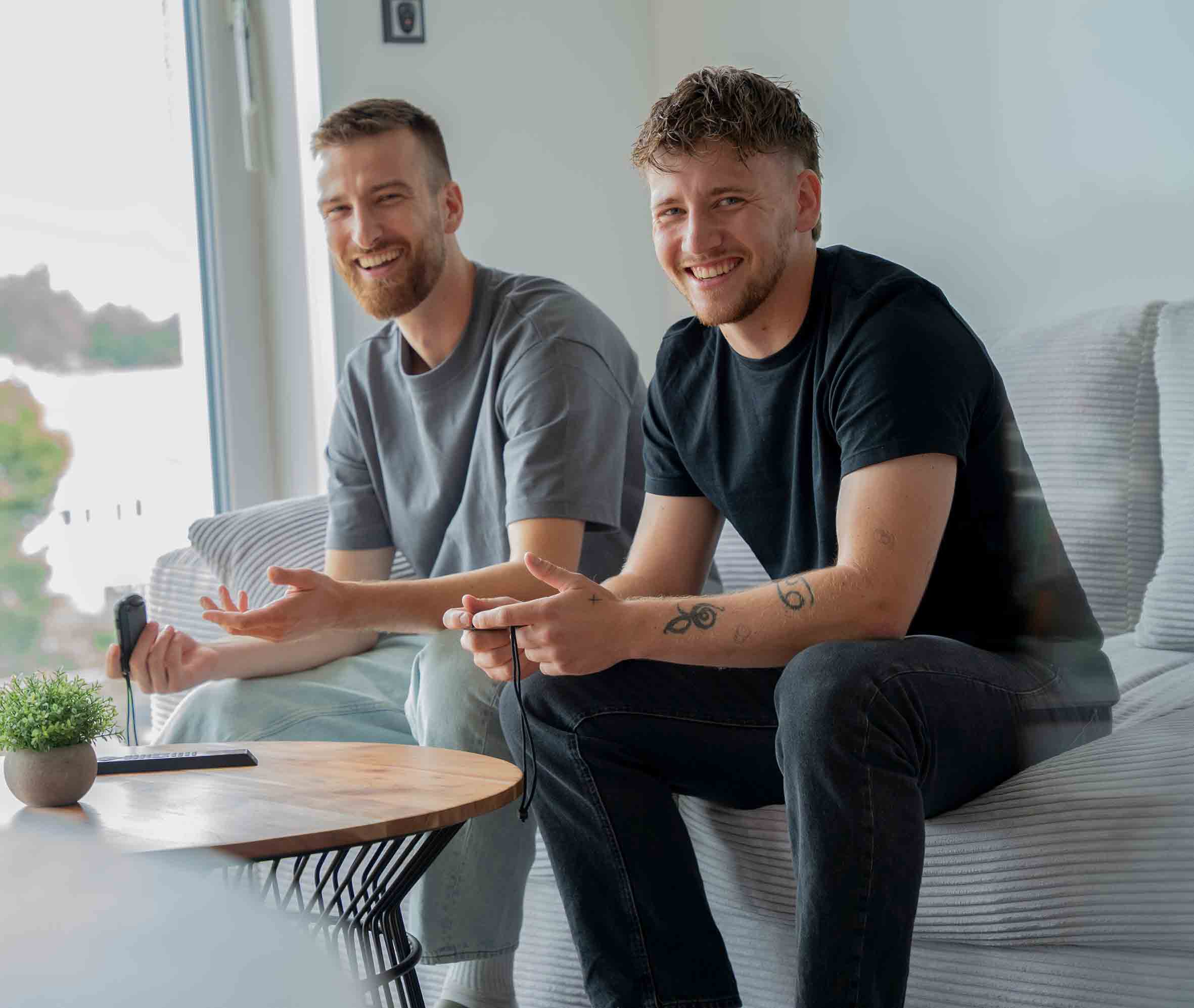 Leander Gerhards und Fabian Clever vom PimpUP Team spielen Nintendo Switch auf der Couch