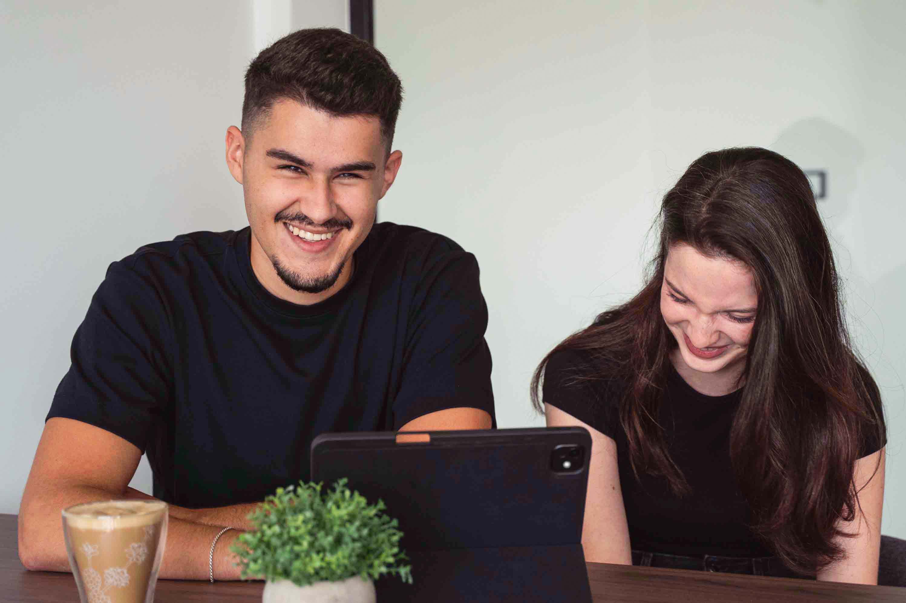 Daria Poliak und Jan Wiedrig vom PimpUP Team bei der Zusammenarbeit im Büro