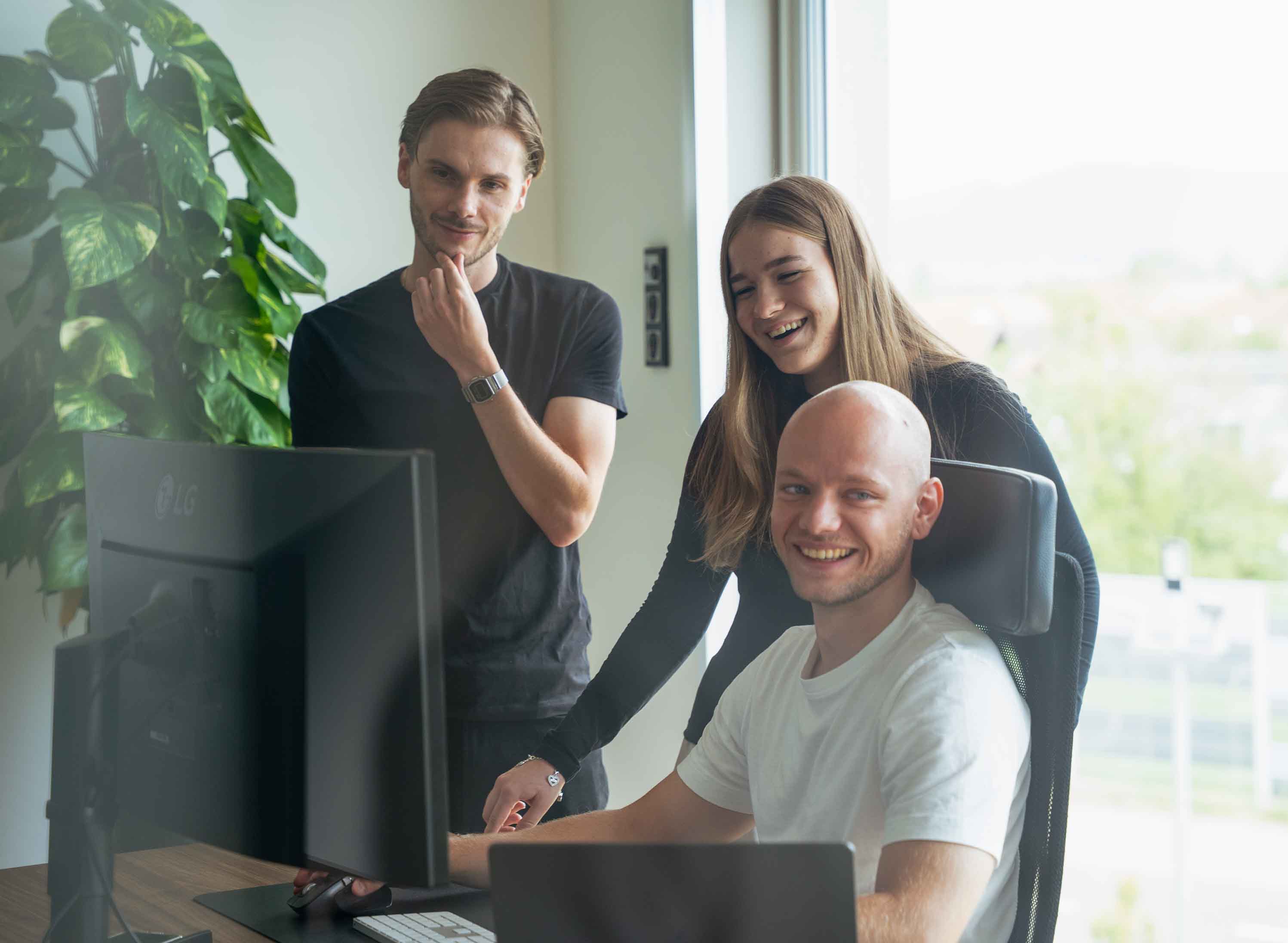 Steve Colin, Maxim Kaiser und Anna Heßling vom PimpUP Team gemeinsam im Büro