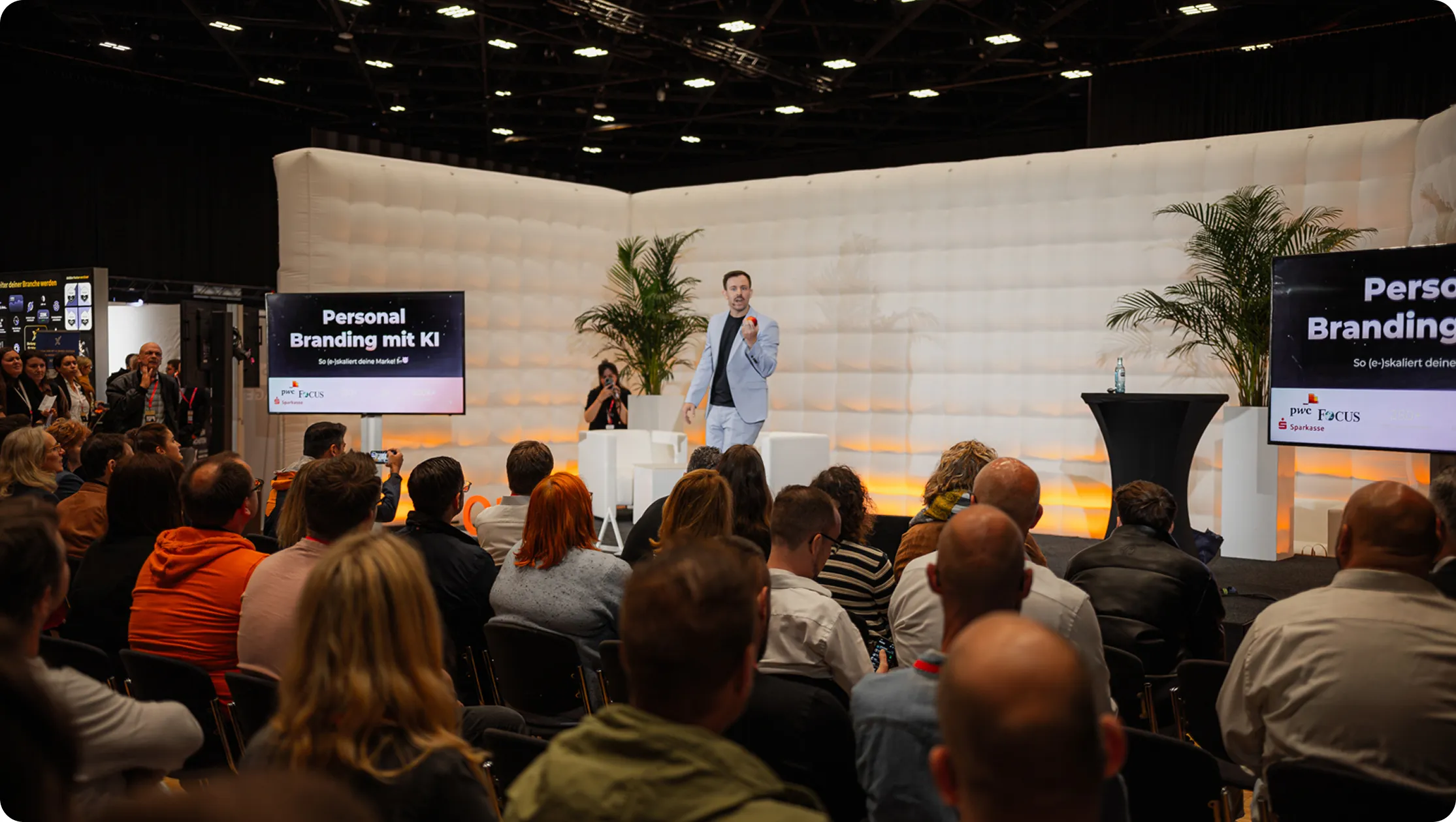 Herr Tech, Kunde von PimpUP, auf der Bühne bei einem Vortrag zum Thema Personal Branding mit KI