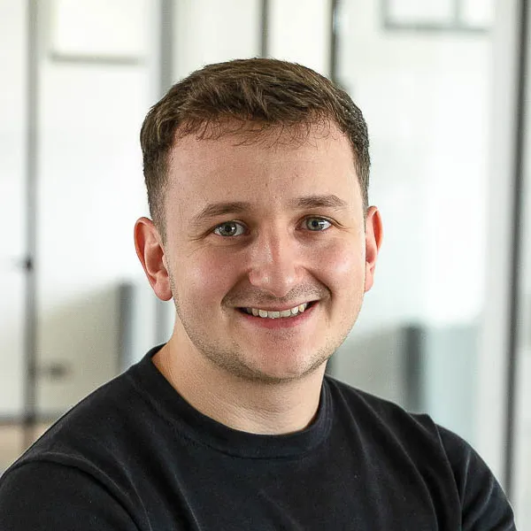 Nicolas Keppel, Gründer von PimpUP, Portraitfoto im Büro