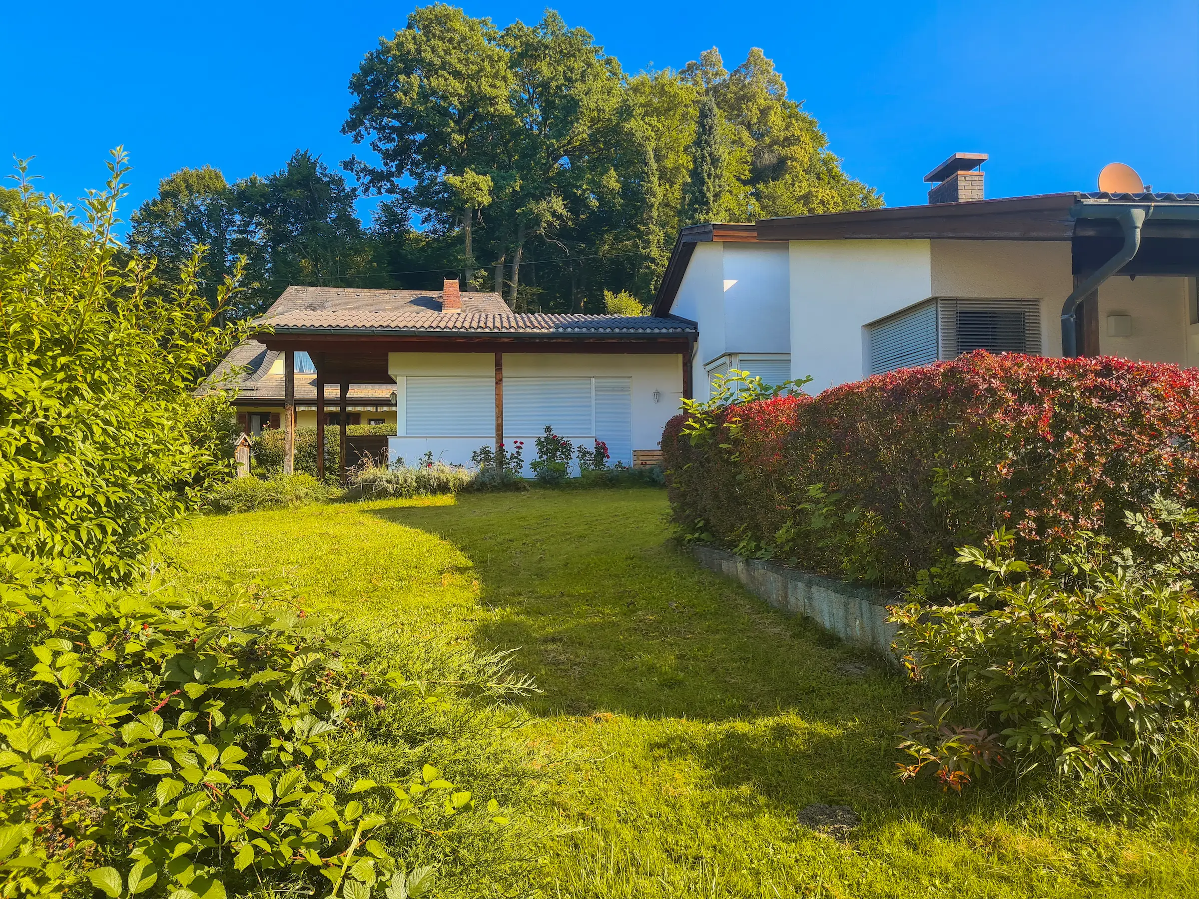 Seitliche Außenansicht mit Gartenweg