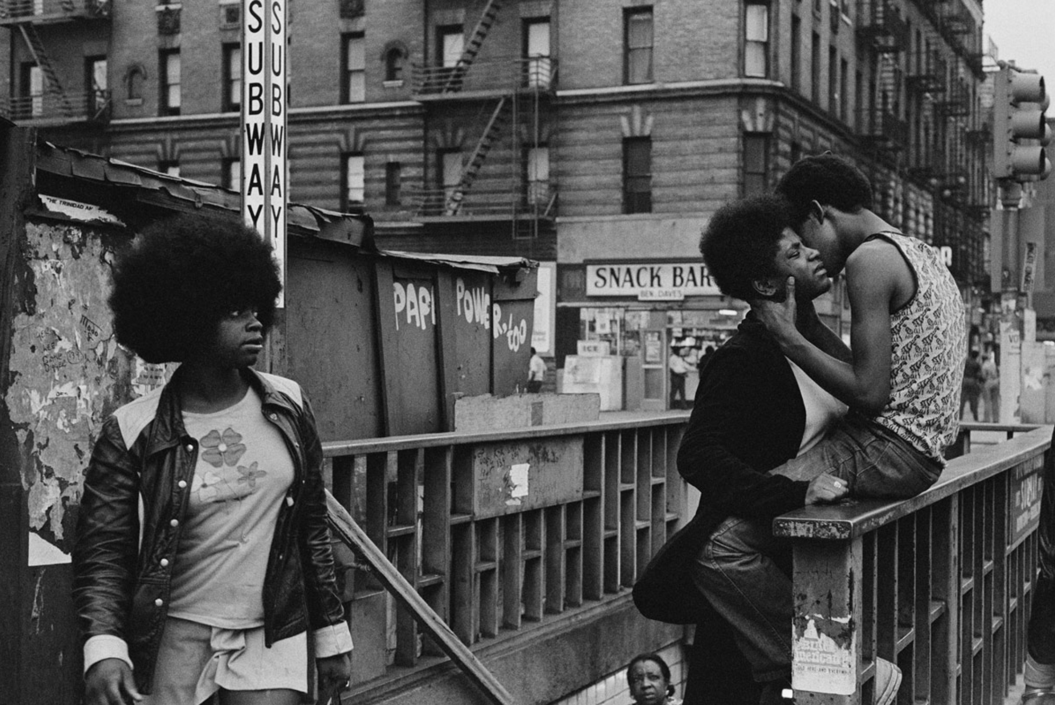Couple noir dans les rues de New-York. Photographié par ERNEST COLE.