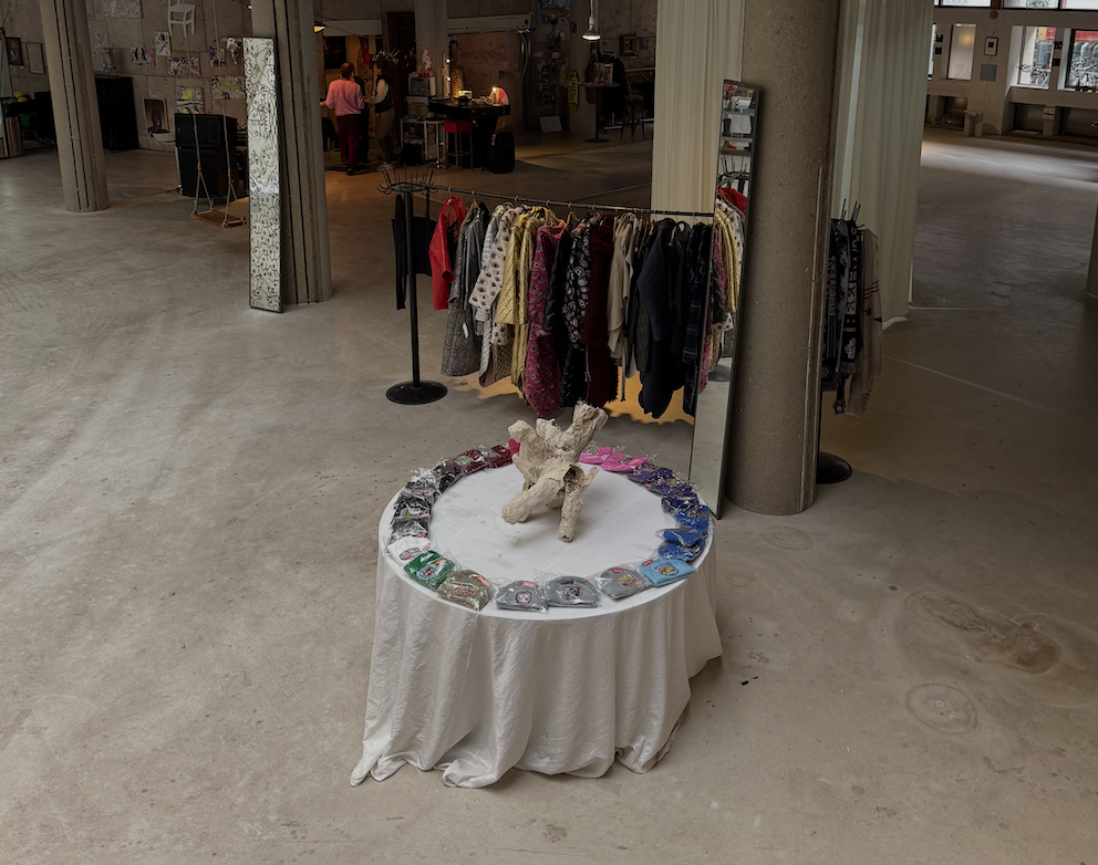 WHAT IS HAPPENING HERE. GALERIE D'ART À AMSTERDAM.