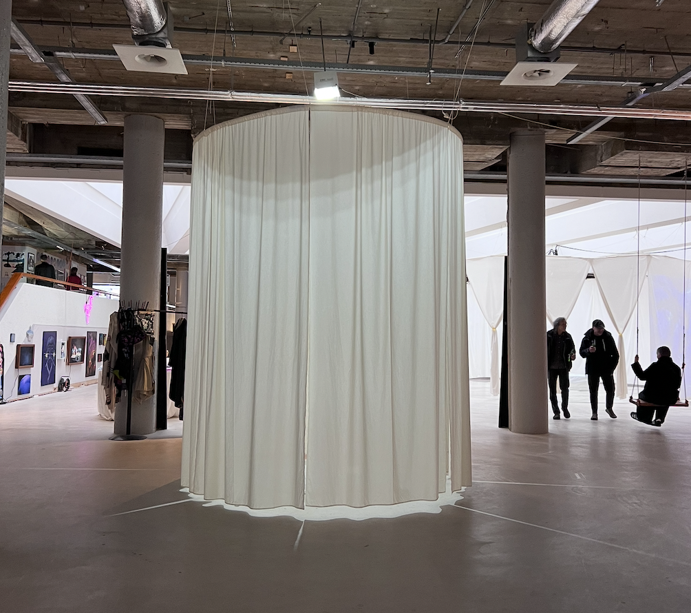 WHAT IS HAPPENING HERE. GALERIE D'ART À AMSTERDAM.