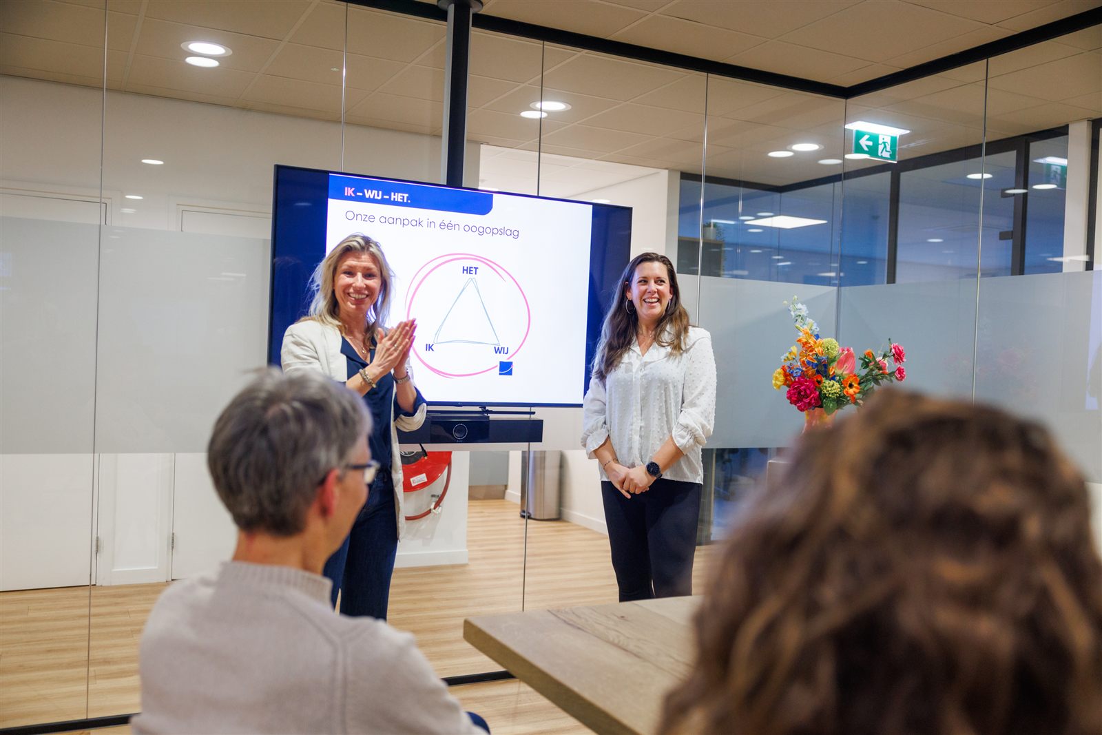 Marianne Linders en Daniëlle de Visser voor een groep bij het scherm met IK, WIJ, HET