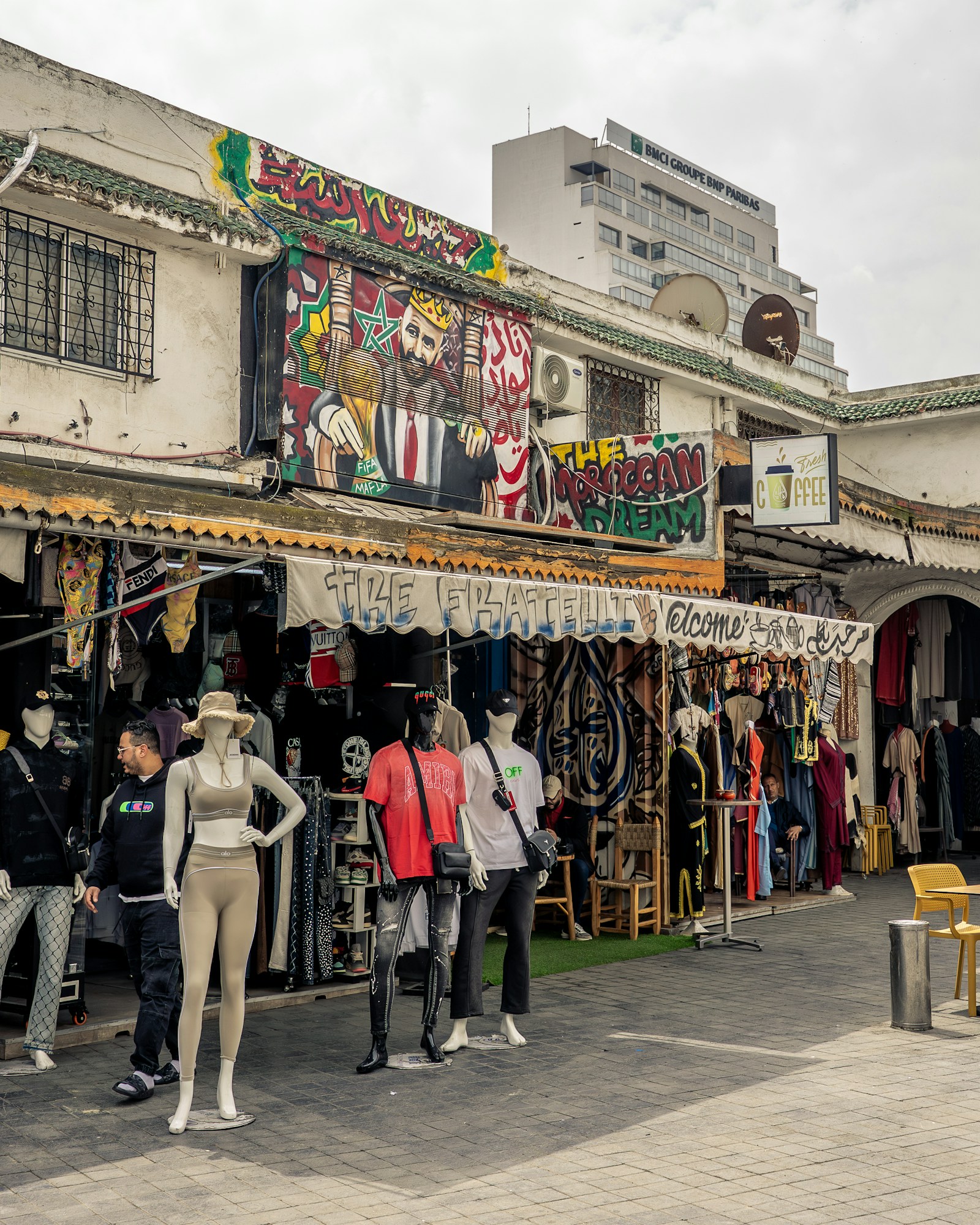 Marché de rue animé au Maroc — illustration du coût de la vie quotidien à Casablanca pour expatriés et MRE