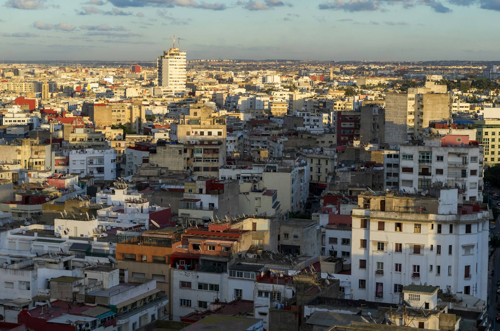 Vue sur les quartiers de Casablanca depuis un immeuble — CFC, Racine et les zones résidentielles pour expatriés et MRE