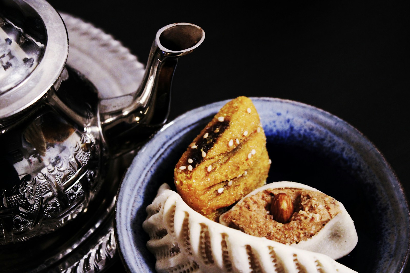 Thé à la menthe et pâtisseries marocaines, symbole de l'hospitalité pour créer son réseau à Casablanca