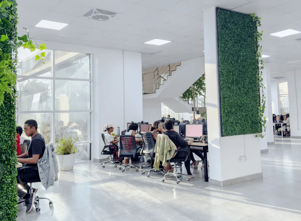 un bureau spacieux avec des agents de call center, un bureau conçu justement pour l'externalisation du service client