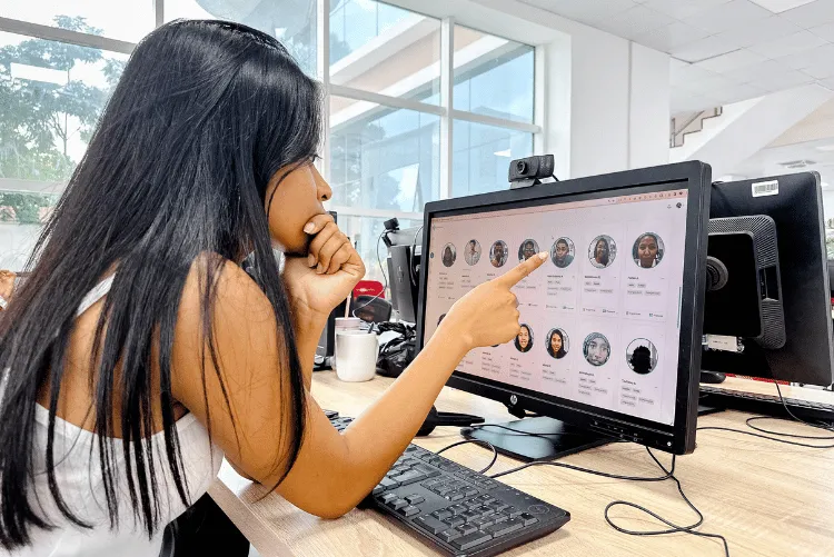 Liste des agents disponibles via notre application, les clients sont libres de choisir leur customer service en externe