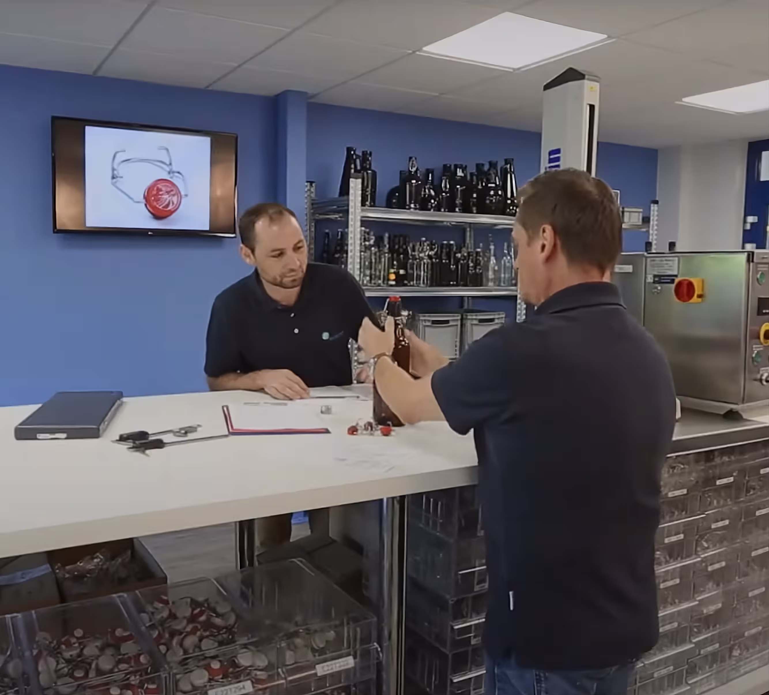 image de deux hommes