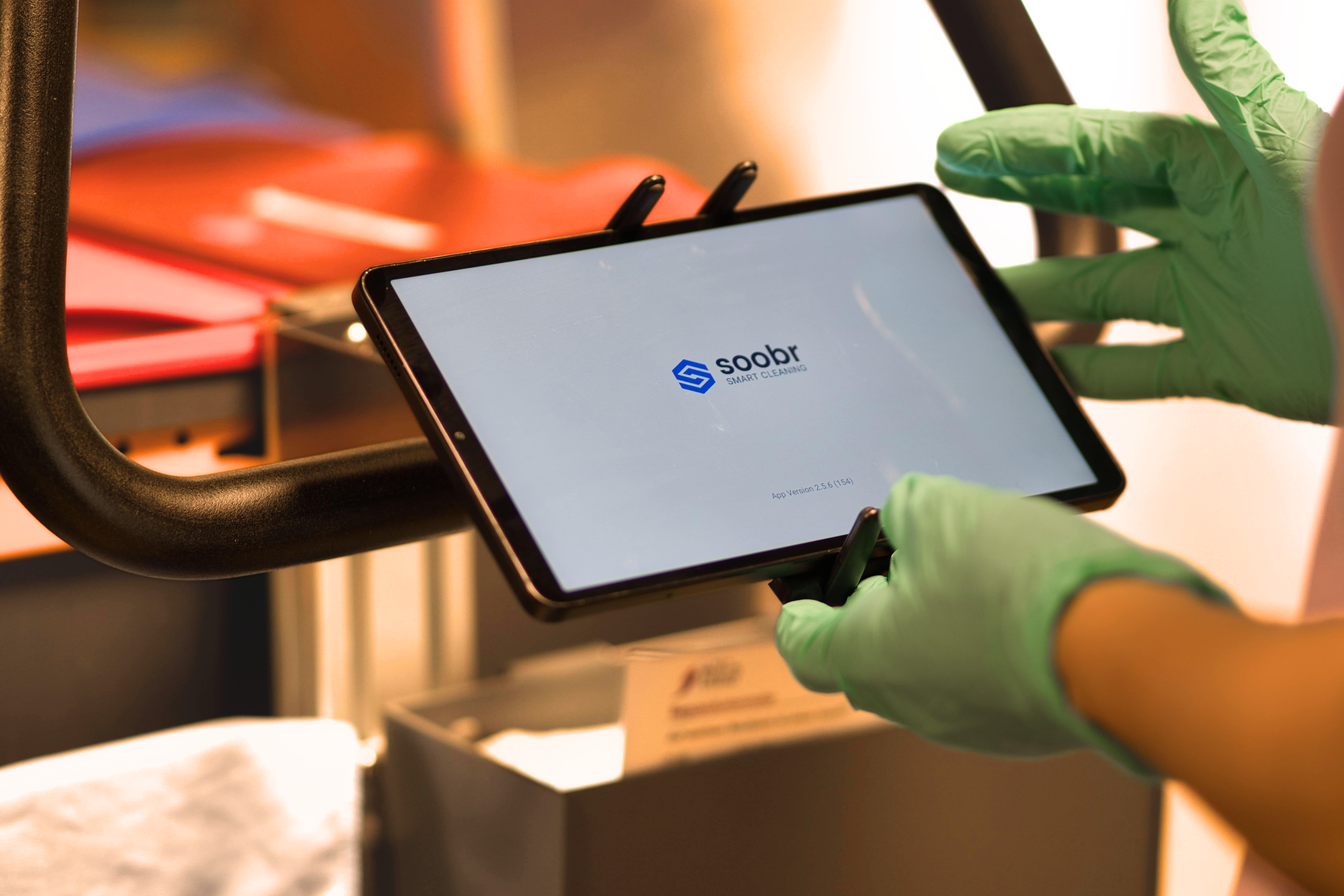 Startbildschirm der soobr App auf einem Tablet, das an einem Reinigungswagen angebracht ist.