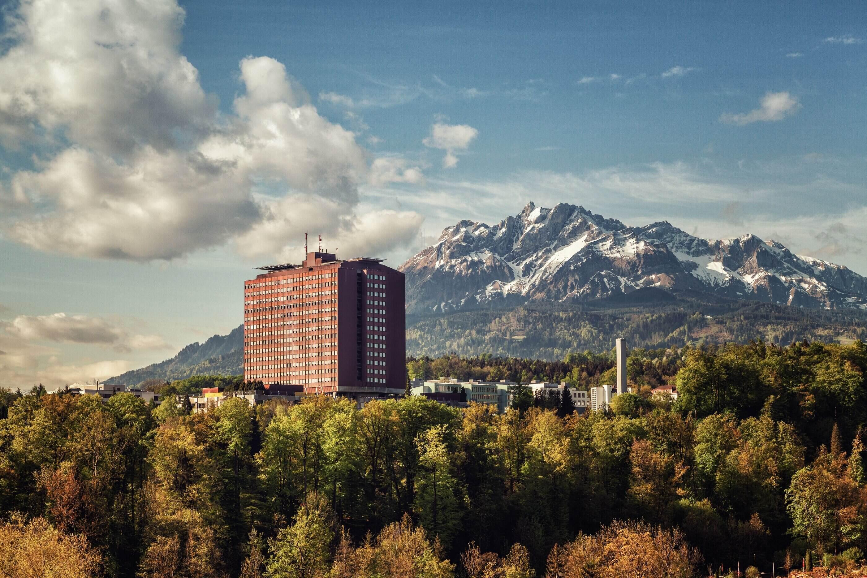 Luzerner Kantonsspital mit den Schweizer Alpen im Hintergrund