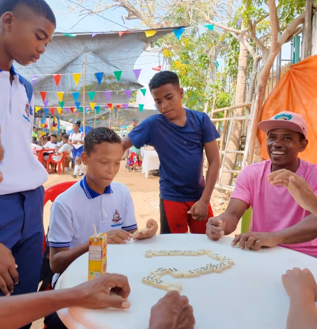 Niños y adultos jugando
