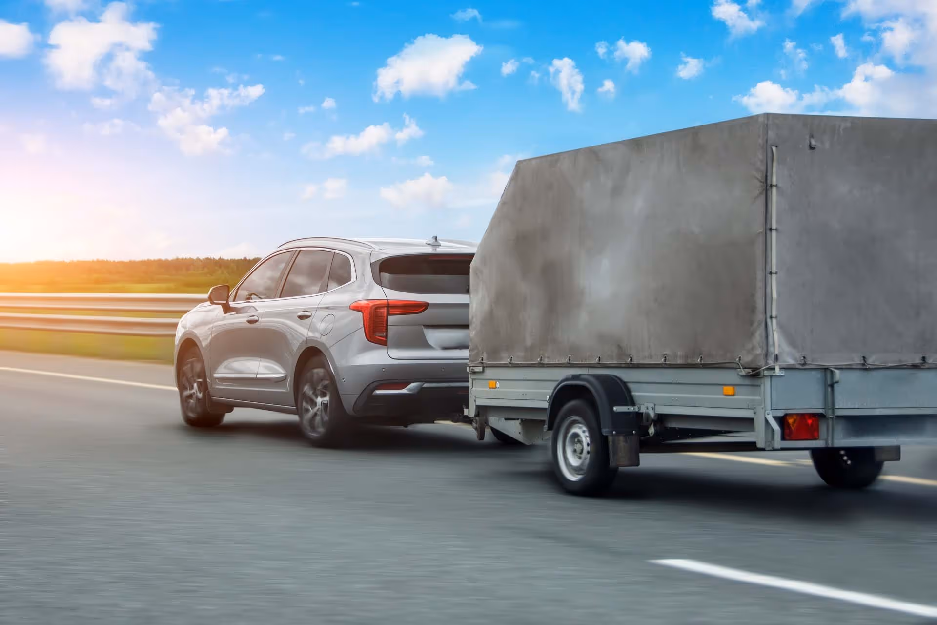 En bil med tilhenger på motorveien.