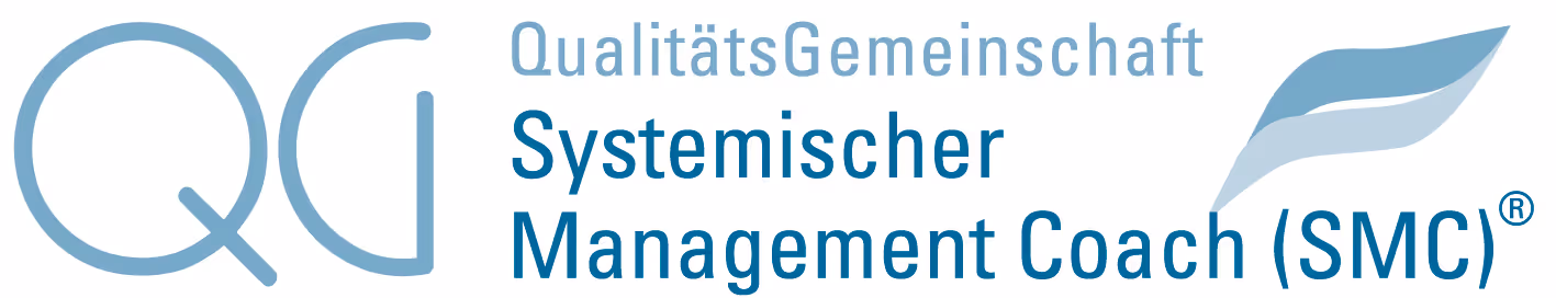 Logo der QualitätsGemeinschaft Systemischer Management Coach (SMC) mit stilisiertem blauen Blatt.