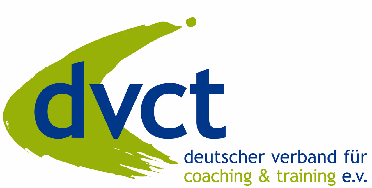 Logo des Deutschen Verbands für Coaching und Training e.V. mit blauem Schriftzug dvct auf grünem Pinselstrich.
