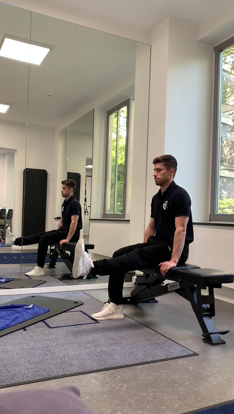 Kniestabilisation - Beinstreckung sitzend