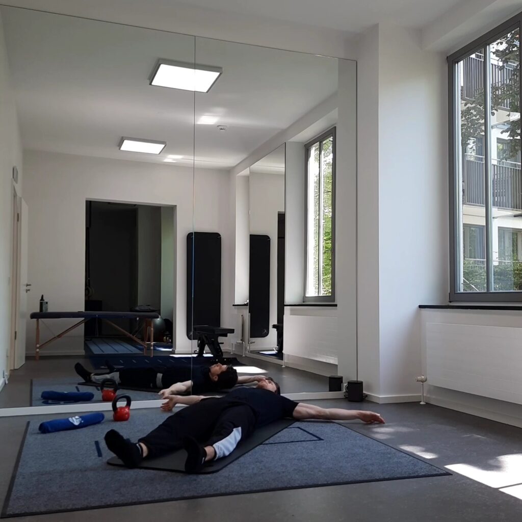 Rumpf-Übungen gegen Rückenschmerzen - Klappmesser diagonal