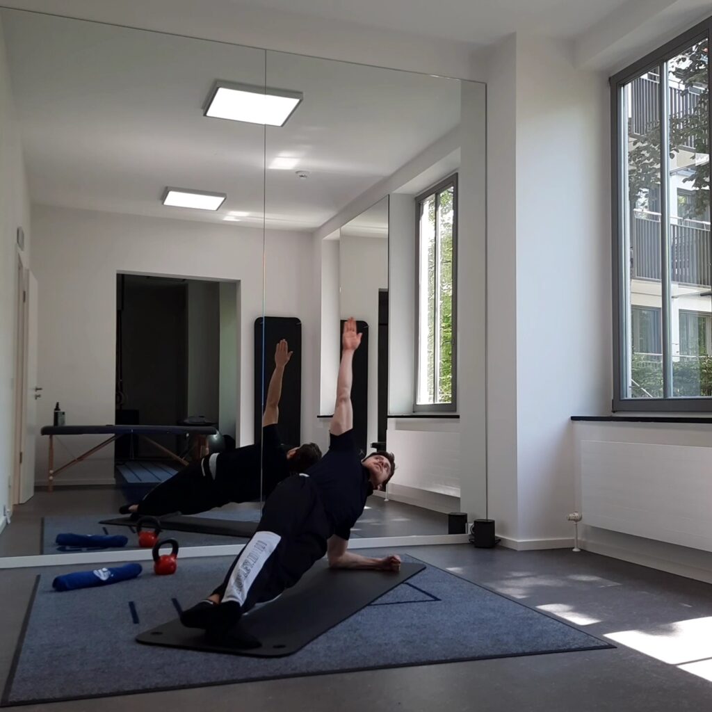 Rumpf-Übungen gegen Rückenschmerzen - Seitstütz mit Rotation