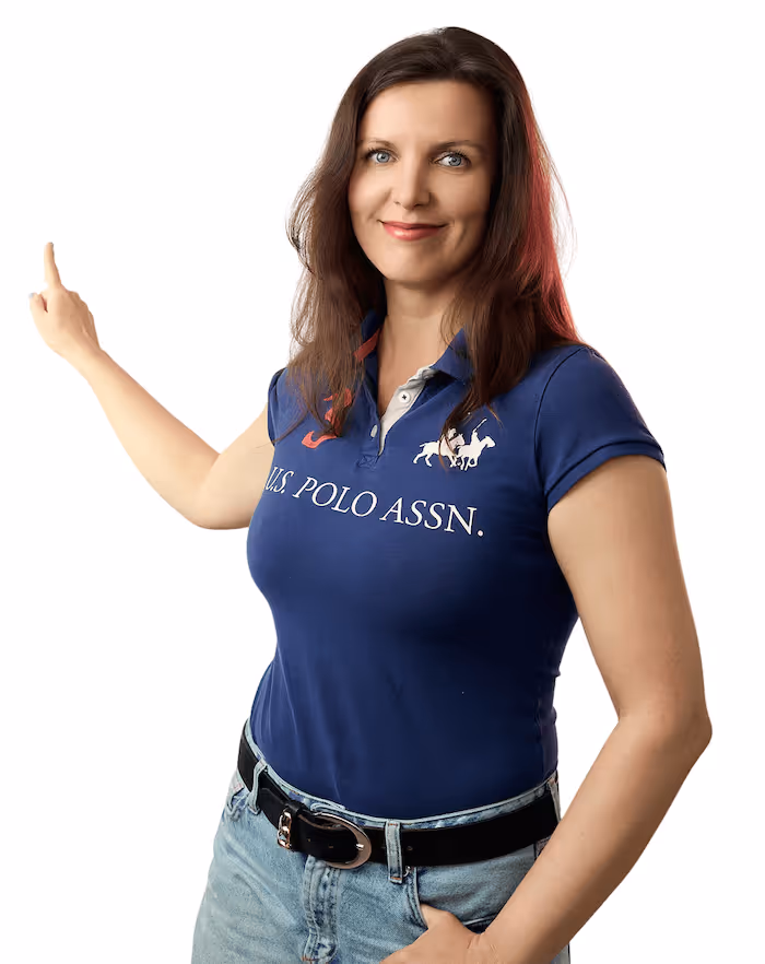 Žena v modrém tričku s nápisem U.S. POLO ASSN. ukazuje levou rukou nahoru a usmívá se.