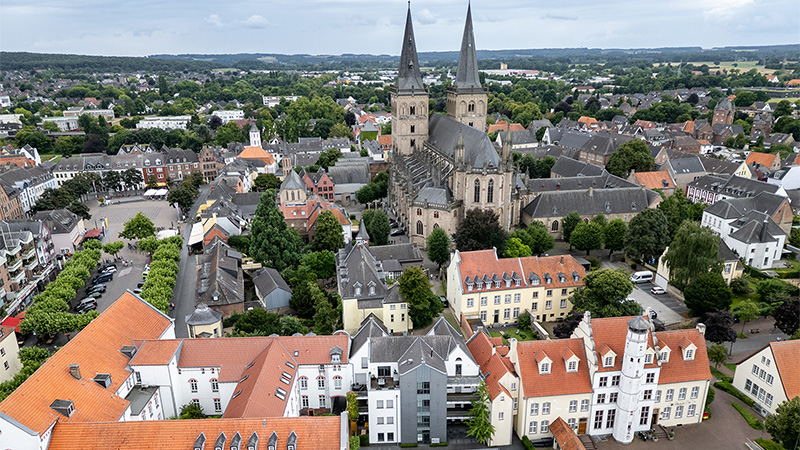 Luftaufnahme von Xanten, im Vordergrund ist die Anschrift Karthaus 4 -6 zu sehen