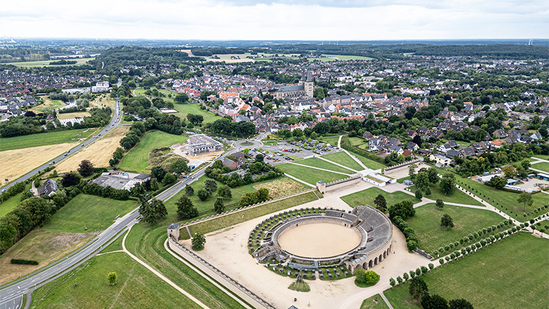 Luftbildaufnahme von Xanten am Niederrhein, im Vordergrung ist das Amphitheater der Colonia Ulpia Traiana zu erkennen