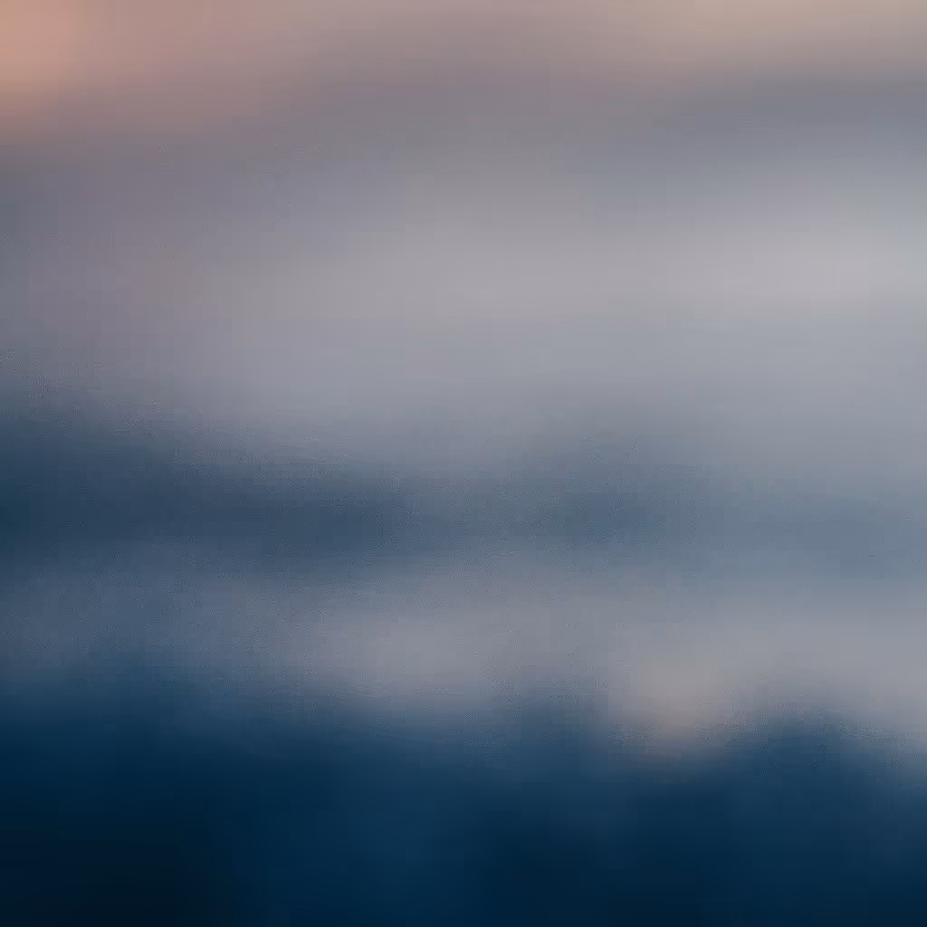 Unscharfes Bild eines Himmels mit Wolken in Blau- und Grautönen bei Sonnenuntergang.
