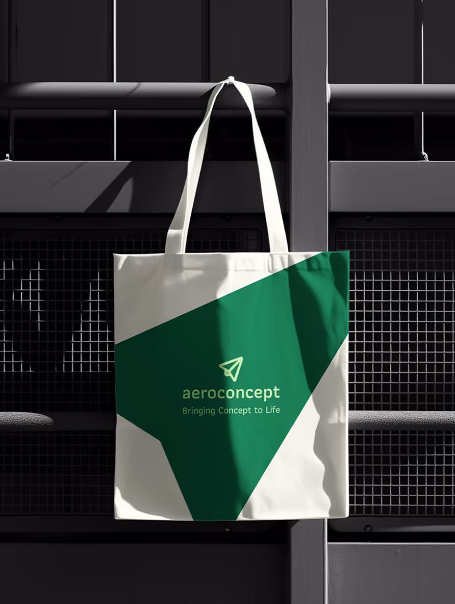 Rechteckiges weißes Firmenschild mit dem Logo und Schriftzug von AllTransPack an einer modernen grauen Wand befestigt.