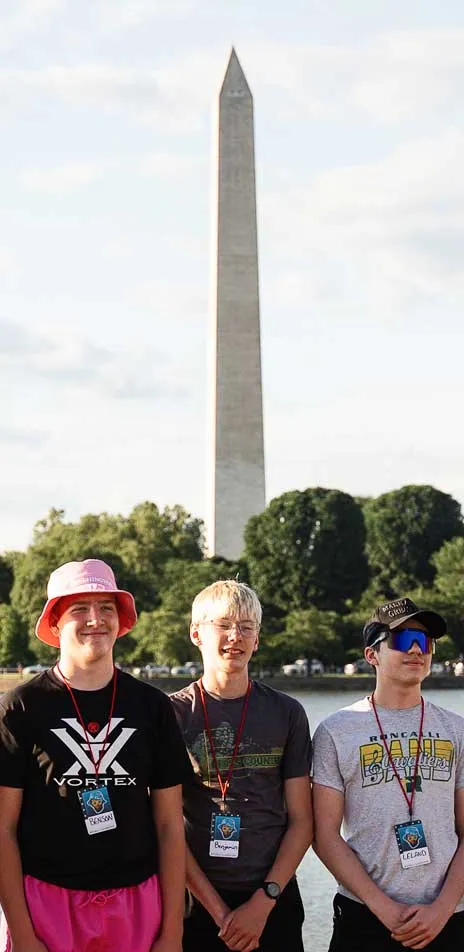 students taking picture with Washington memorial